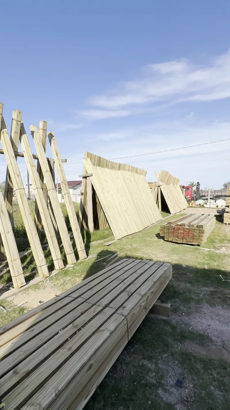 Pátio de madeiras da Beira Mar com tábuas e vigas empilhadas