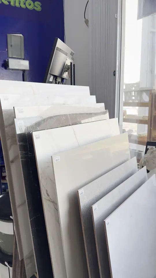 Placas de porcelanato expostas na loja